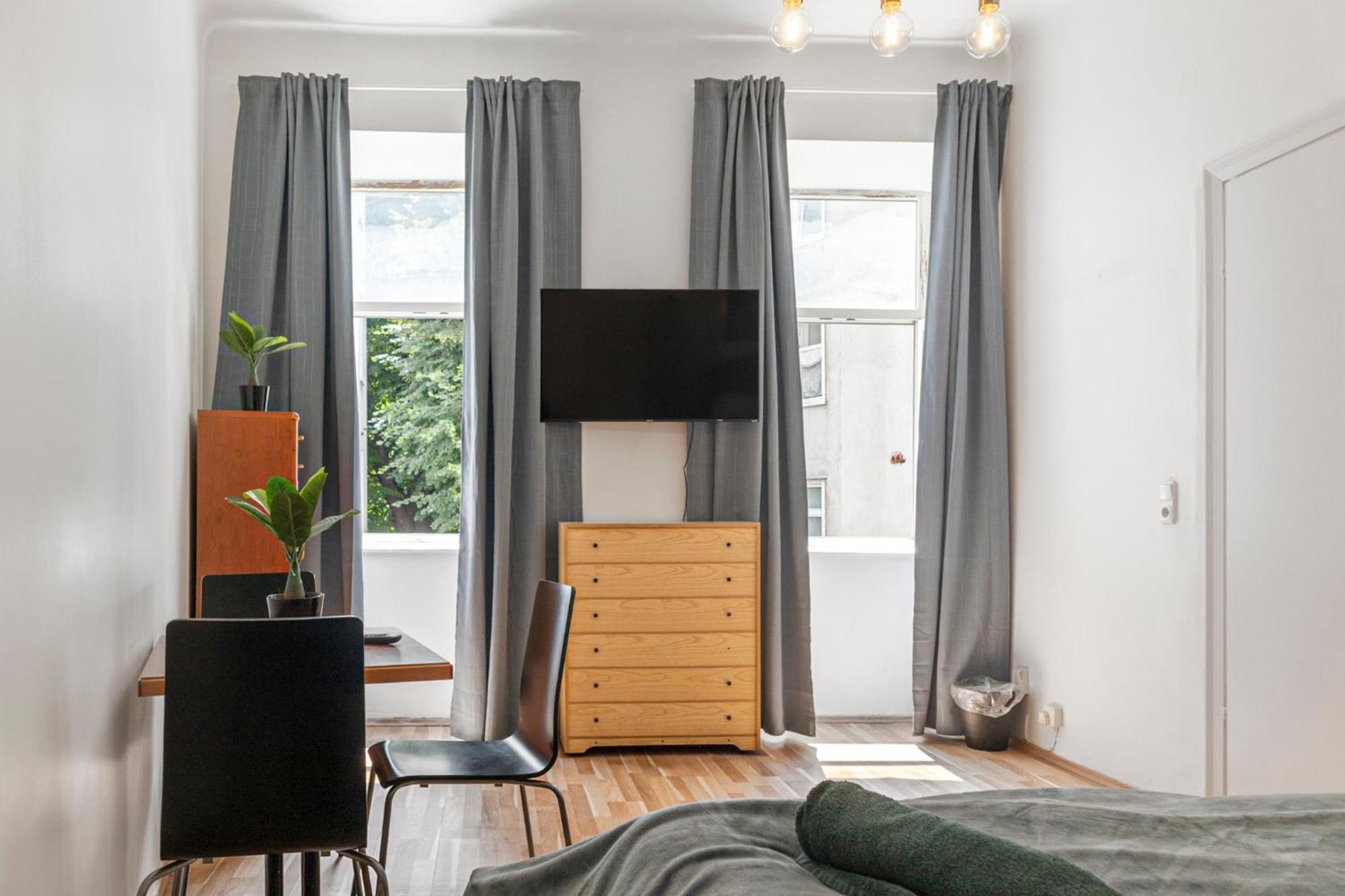 Modern 1br Tv & Wifi, Well Connected Wenen