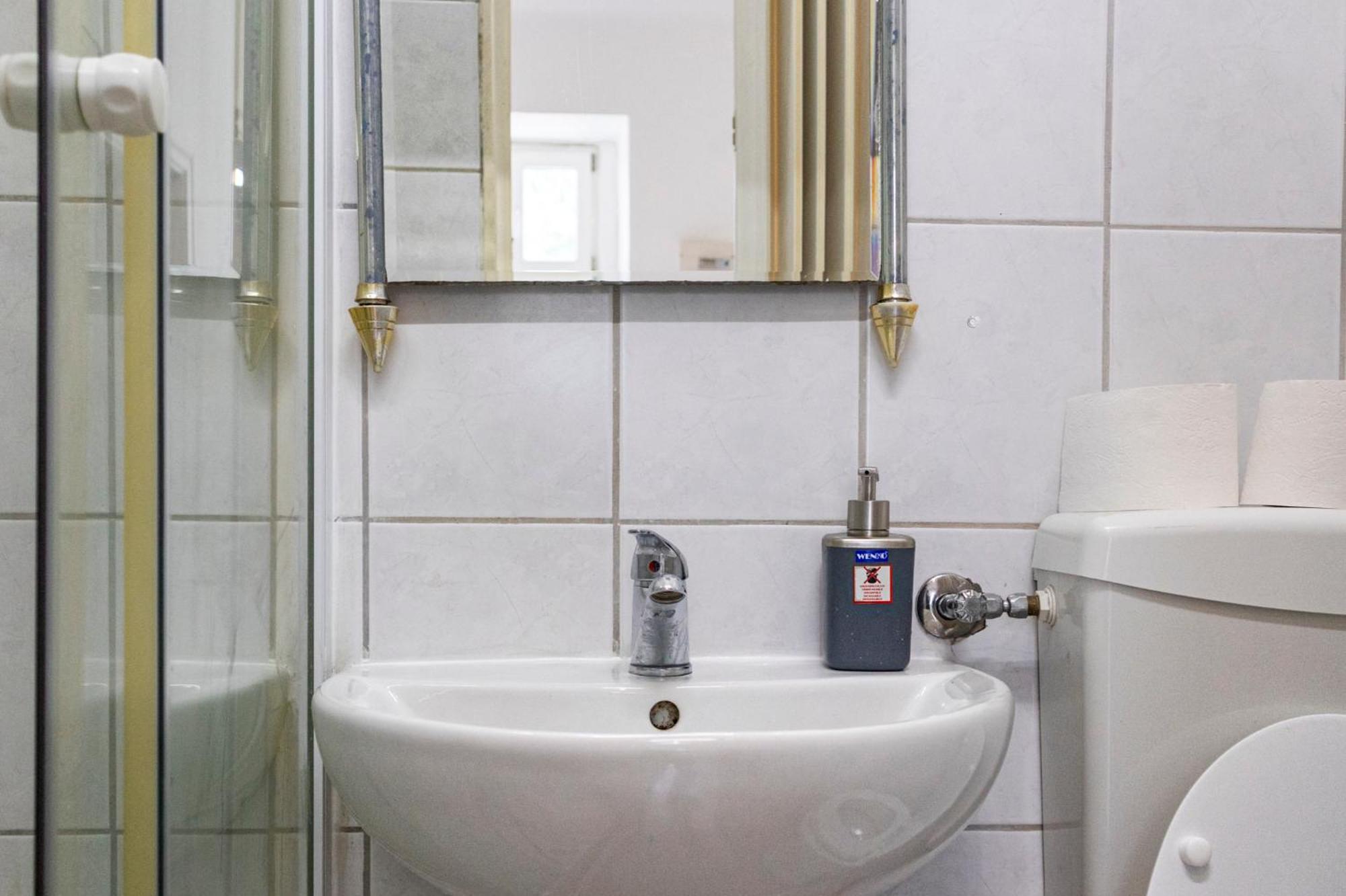 Modern 1br Tv & Wifi, Well Connected * Wenen
